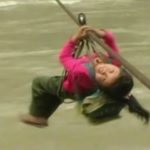 Slika dana: Sećate li se „zip line devojčice“ iz Kine