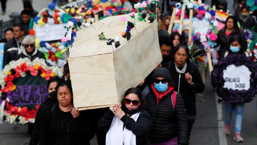 Slika dana – Demonstranti u Argentini sahranili svoja primanja