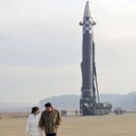 Kim Džong Un sa ćerkom ispratio lansiranje balističke rakete!