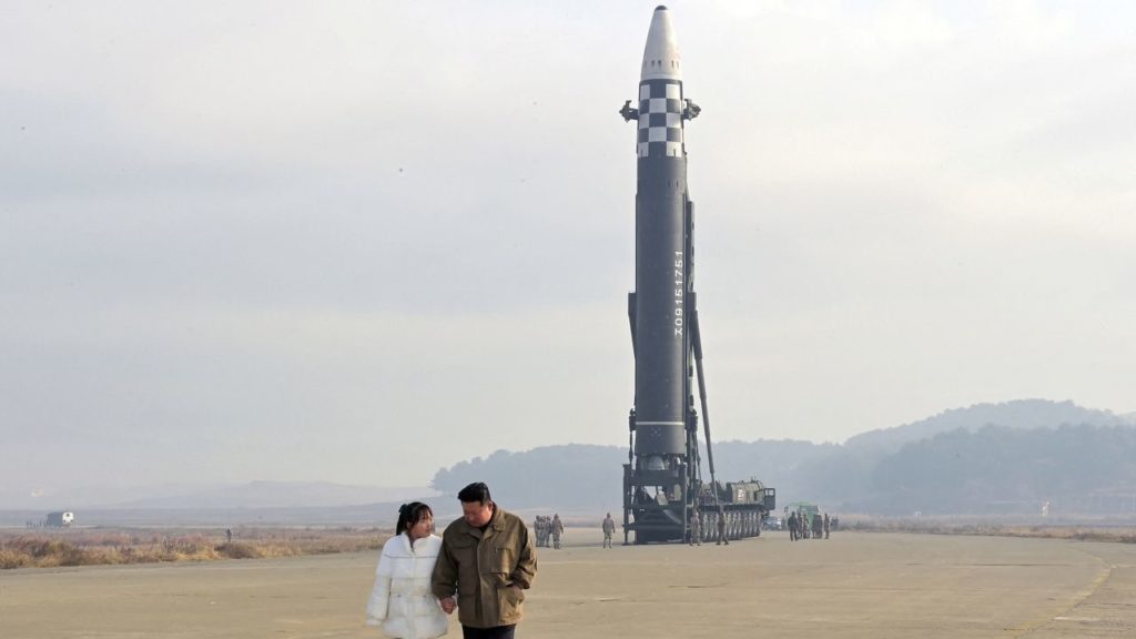 Kim Džong Un sa ćerkom ispratio lansiranje balističke rakete!