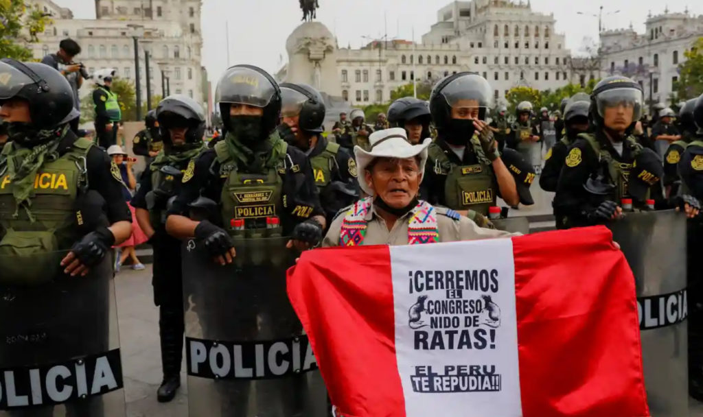 Nasilni protesti širom Perua za oslobođenje svrgnutog predsednika: “Boli ih što nama upravlja zemljoradnik!”