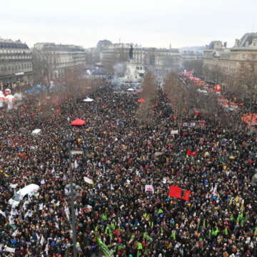 Nastavljaju se protesti u Francuskoj protiv Makronovog penzionog plana
