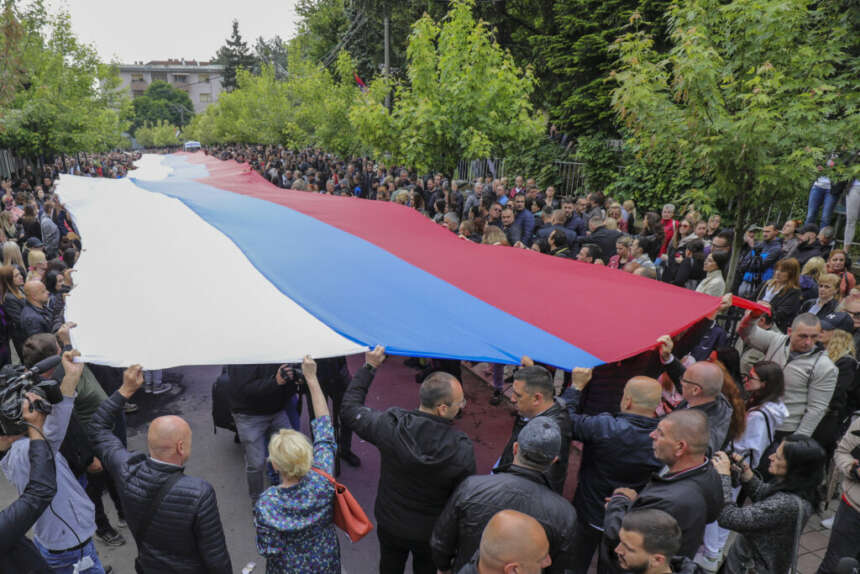 U Zvečanu razvijena 250 metara duga srpska zastava!