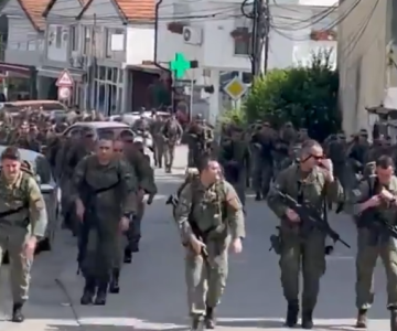 Naoružani pripadnici KBS marširaju u južnom delu Kosovske Mitrovice