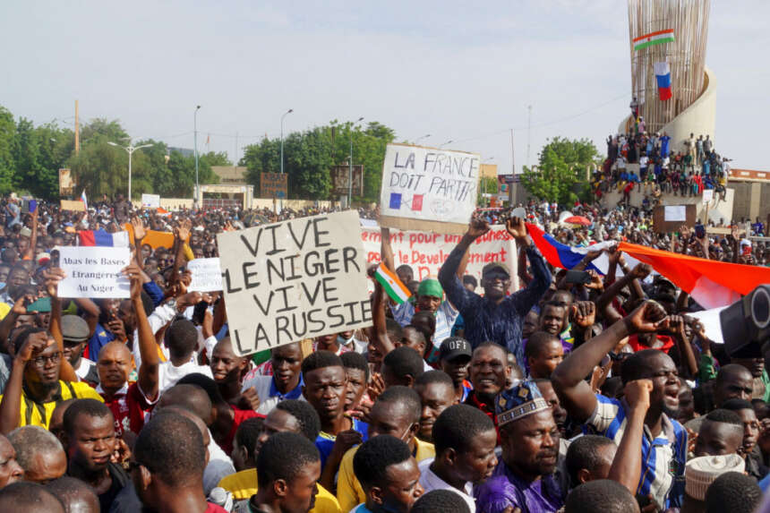 Demonstranti napali francusku ambasadu u Nigeru